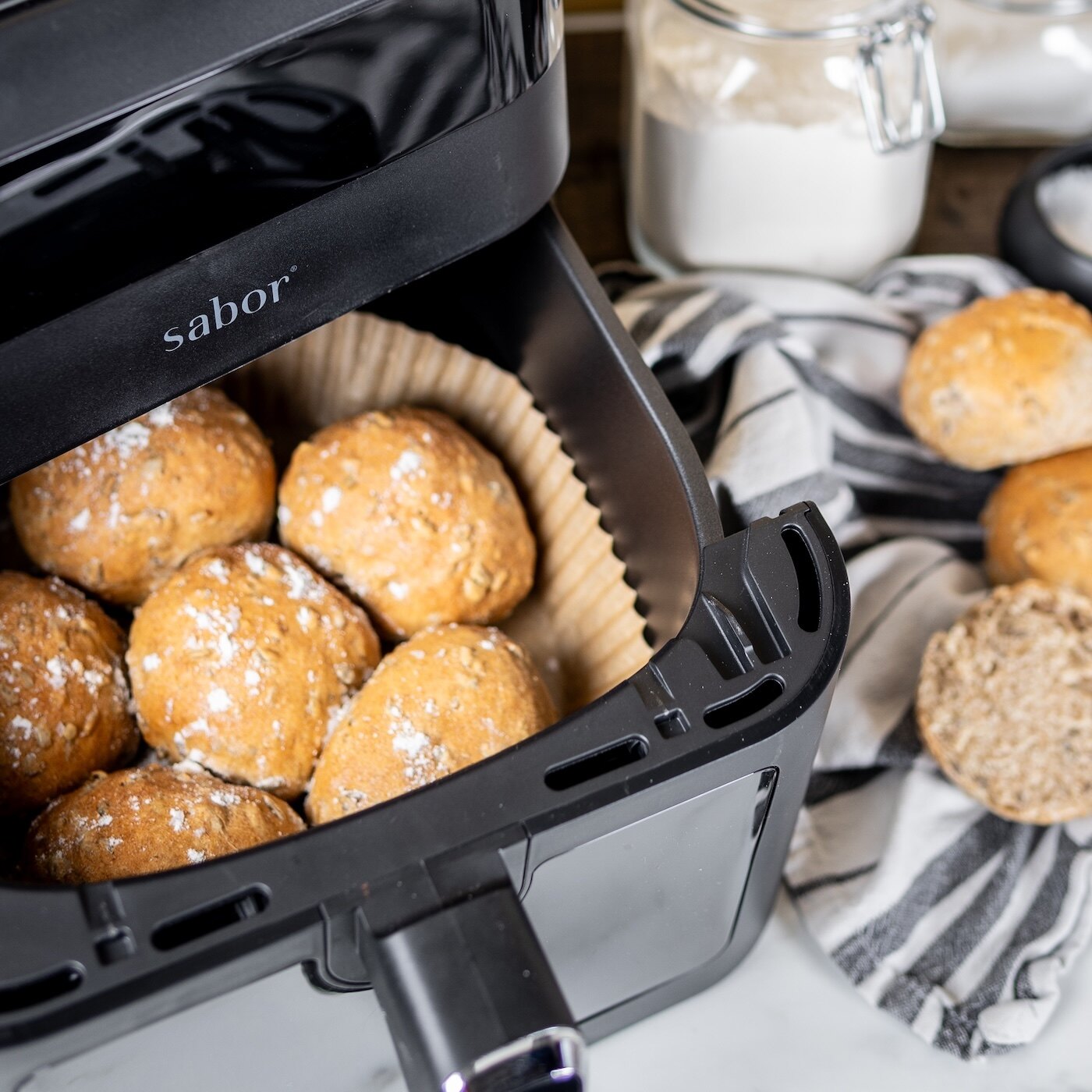 Sabor airfryer med rundstykker i matkurv