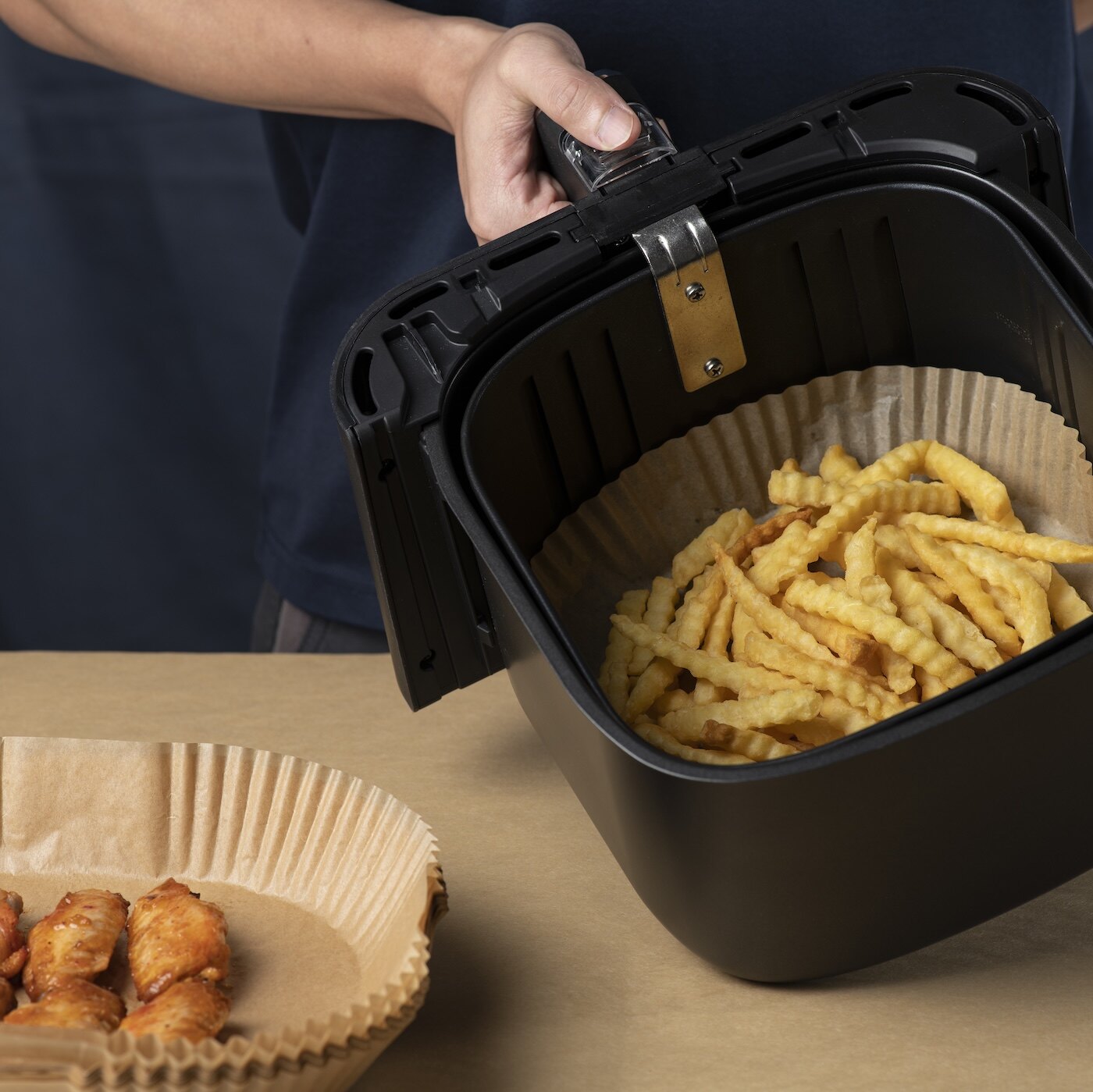 Pommes frites i airfryer med bakepapir