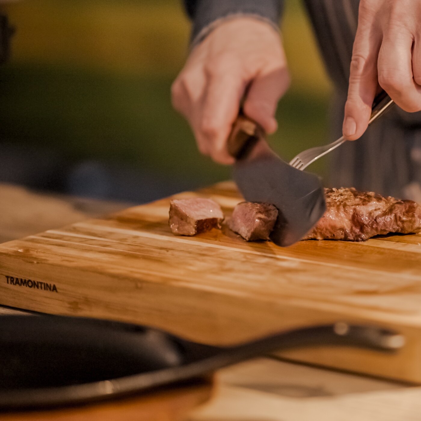Kjøtt skjæres opp med kniv fra bbq by hellstrøm