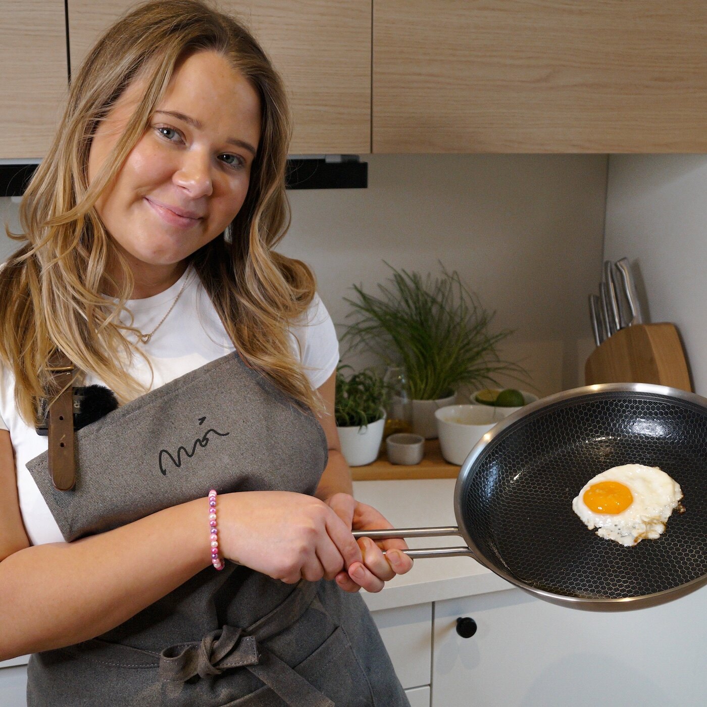 Synva Gjerde steker egg i stekepanne