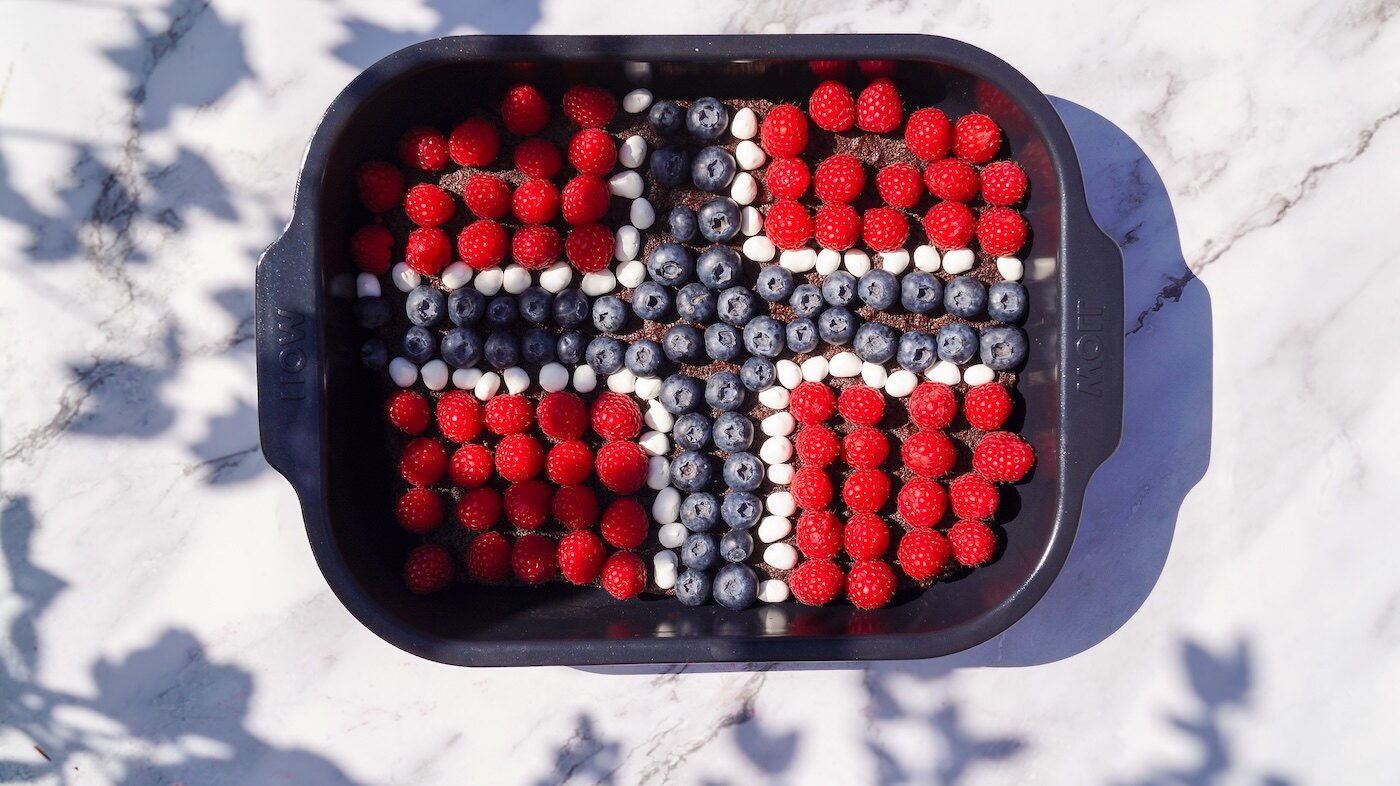 Brownie til 17. mai med topping i rødt, hvitt og blått