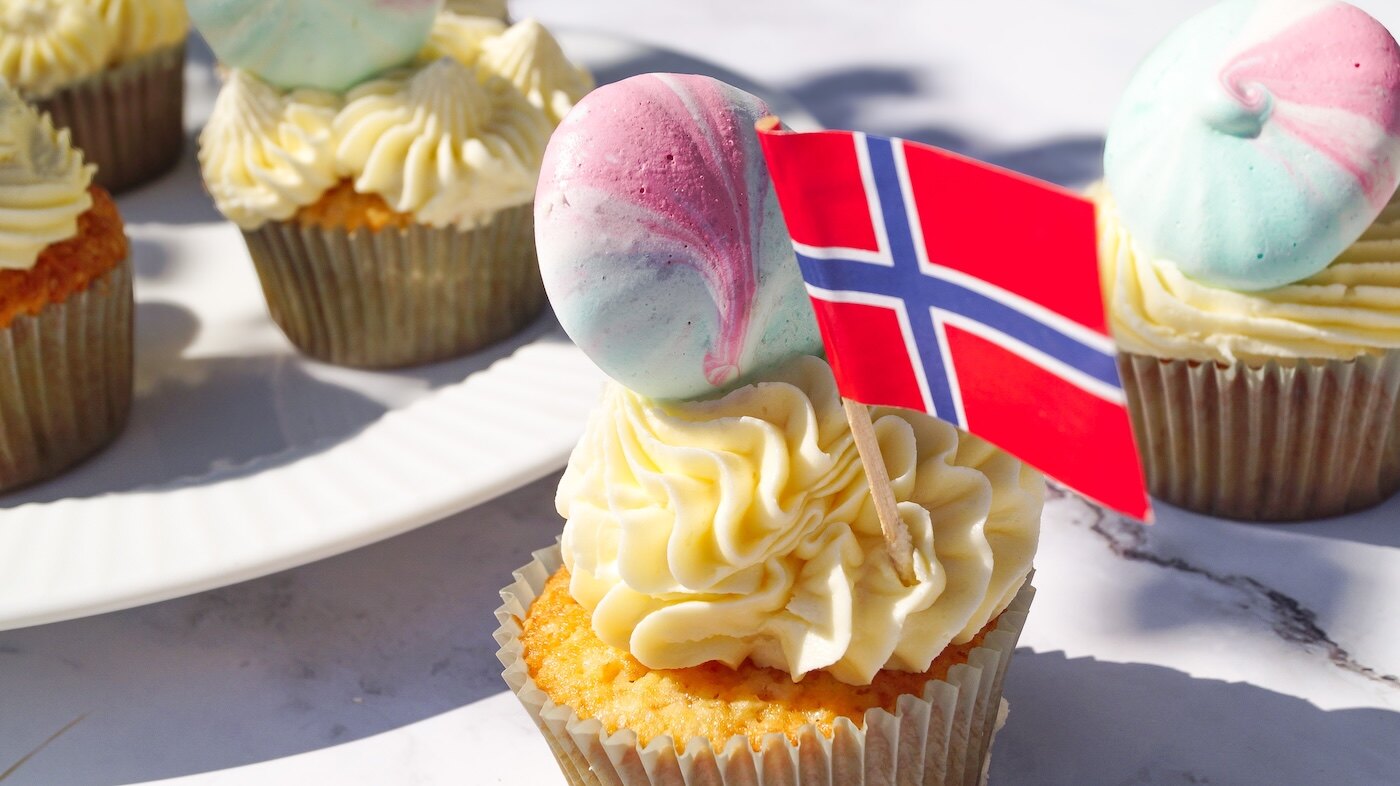 Muffins med marengstopper i rødt, hvitt og blått