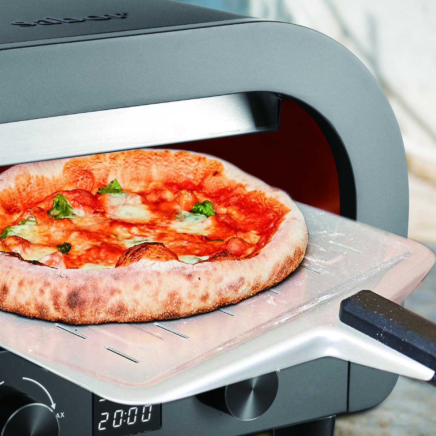 Pizza blir stekt i pizzaovn