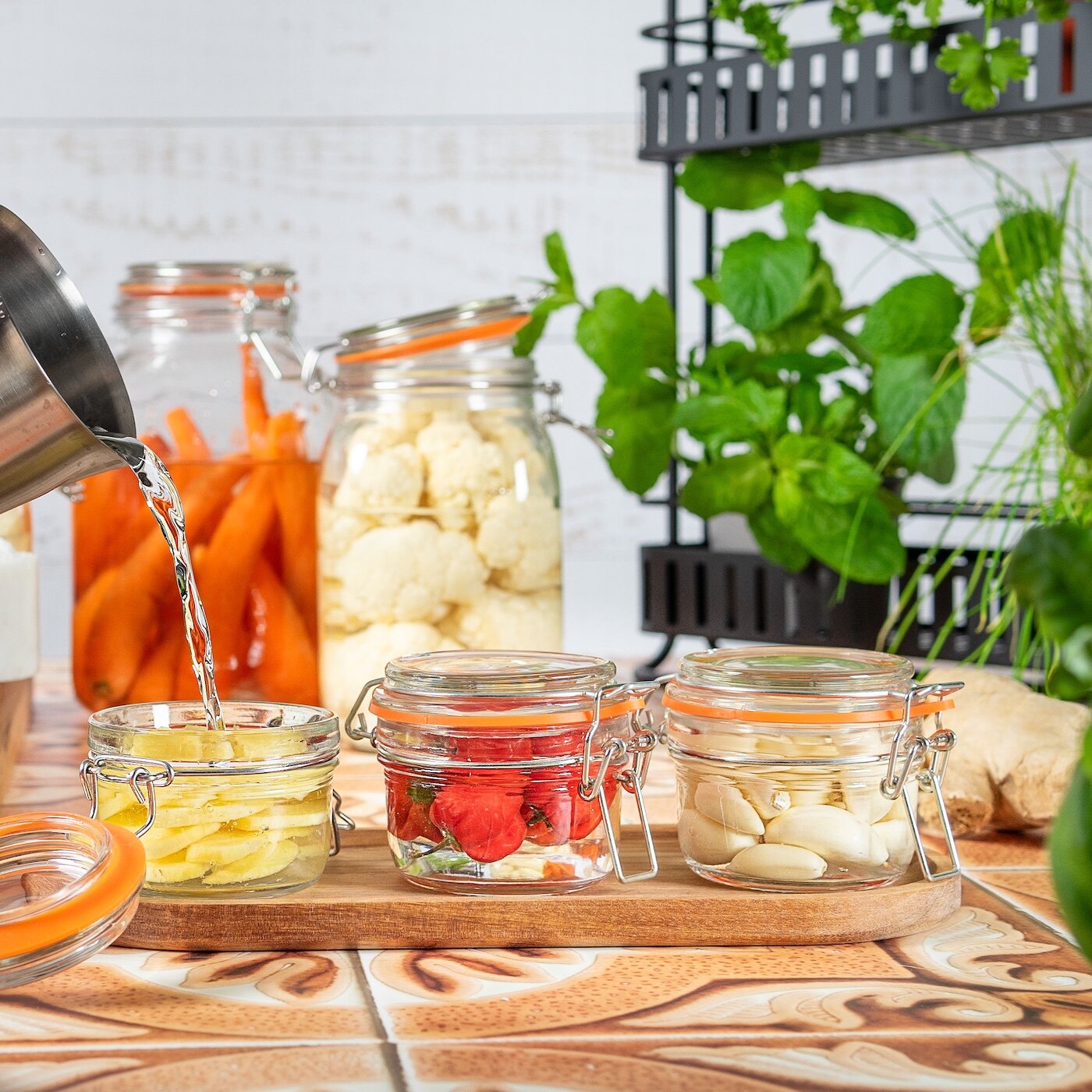 Krukker med fermenterte grønnsaker