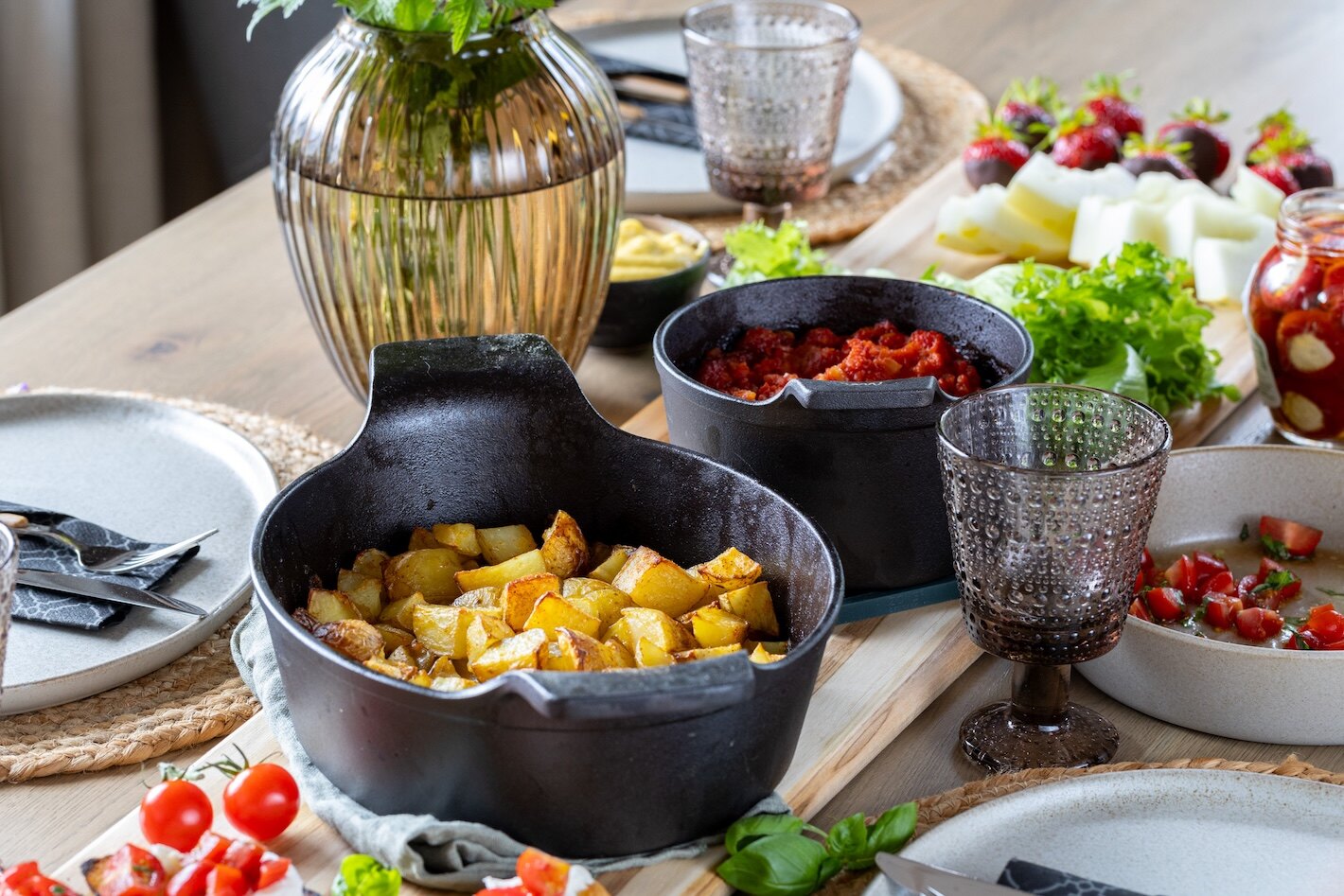 Tapasretter presentert på et dekket bord