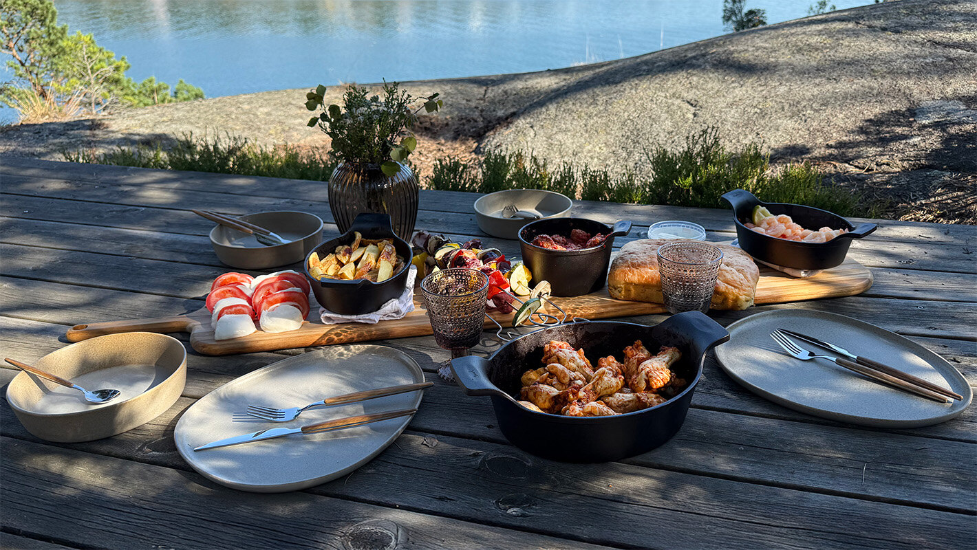 Tapasretter presentert på et dekket bord