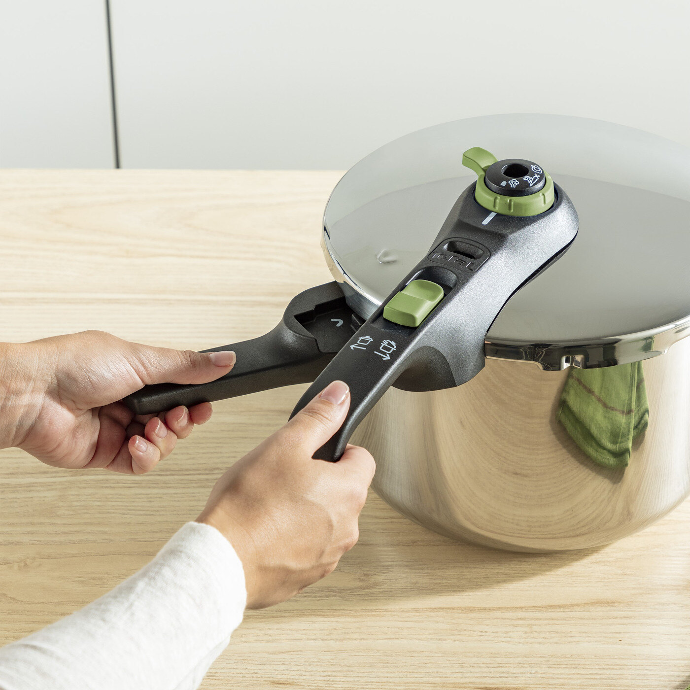 Dame justerer lokket på en trykkoker