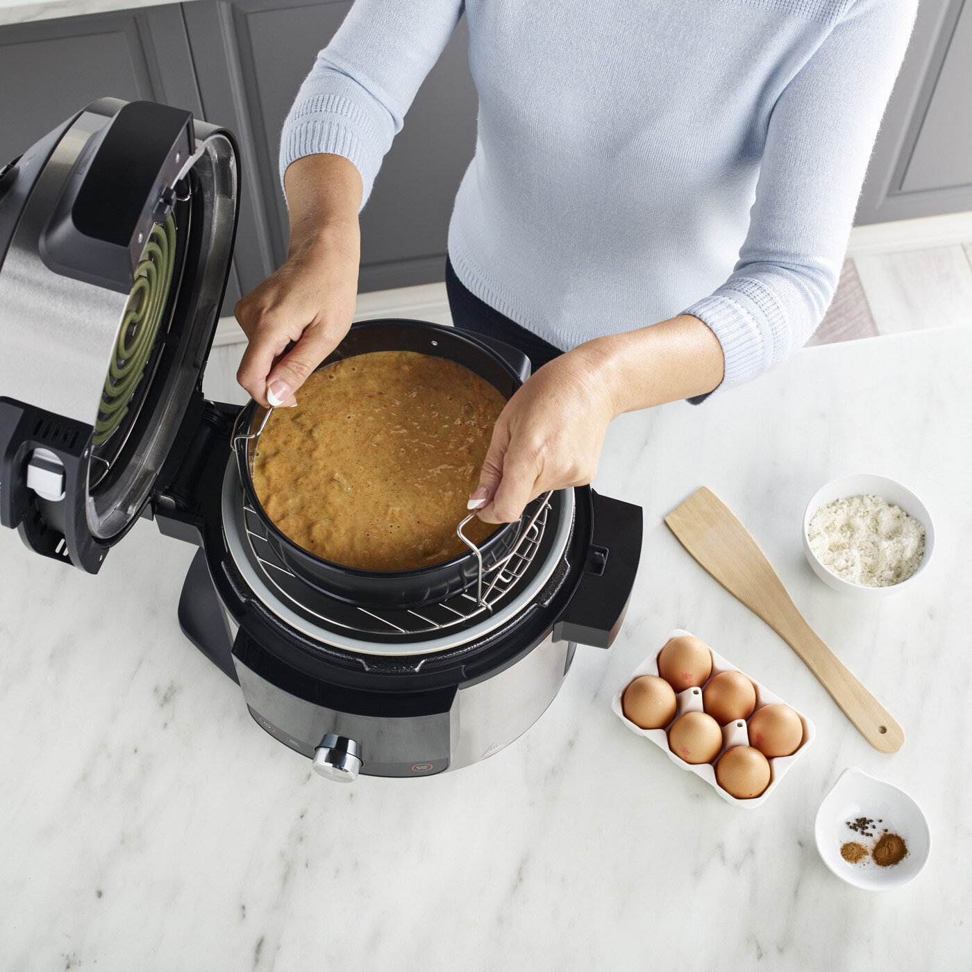 Dame lager kake i multikoker