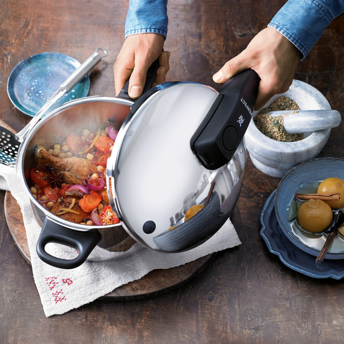 Mann lager gryte i trykkoker