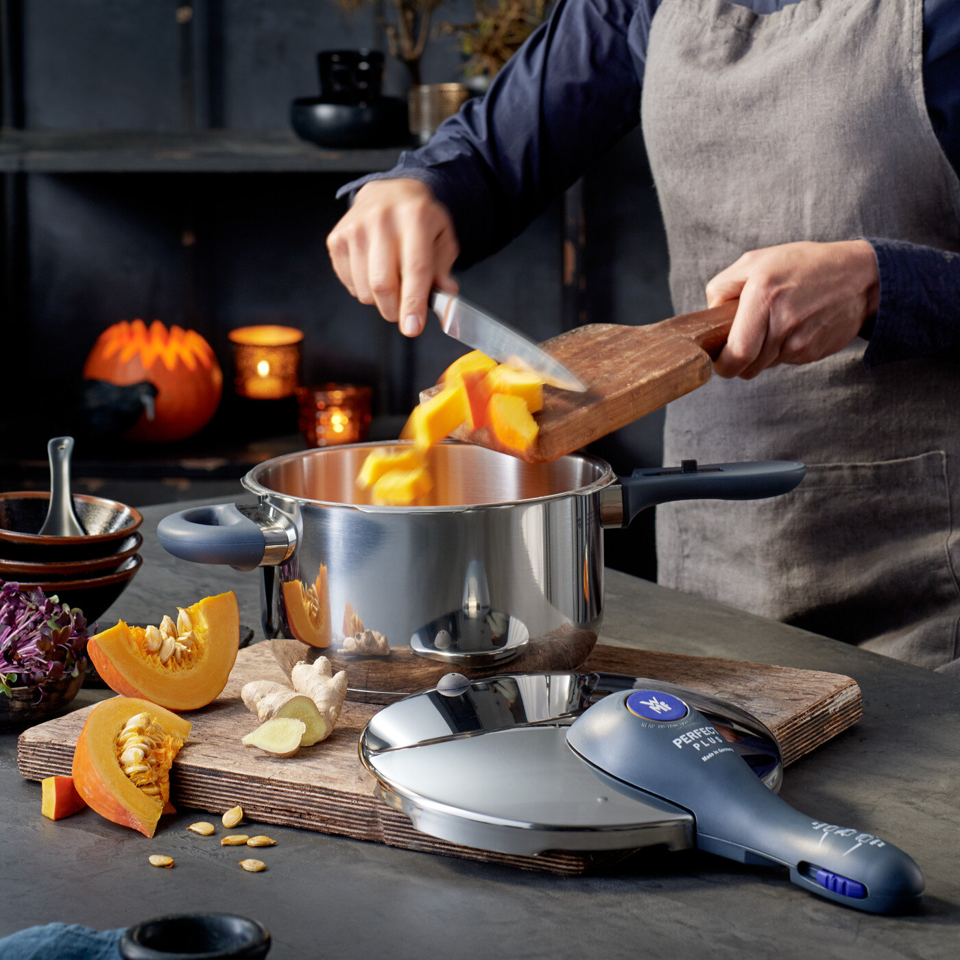 Mann lager mat i trykkoker