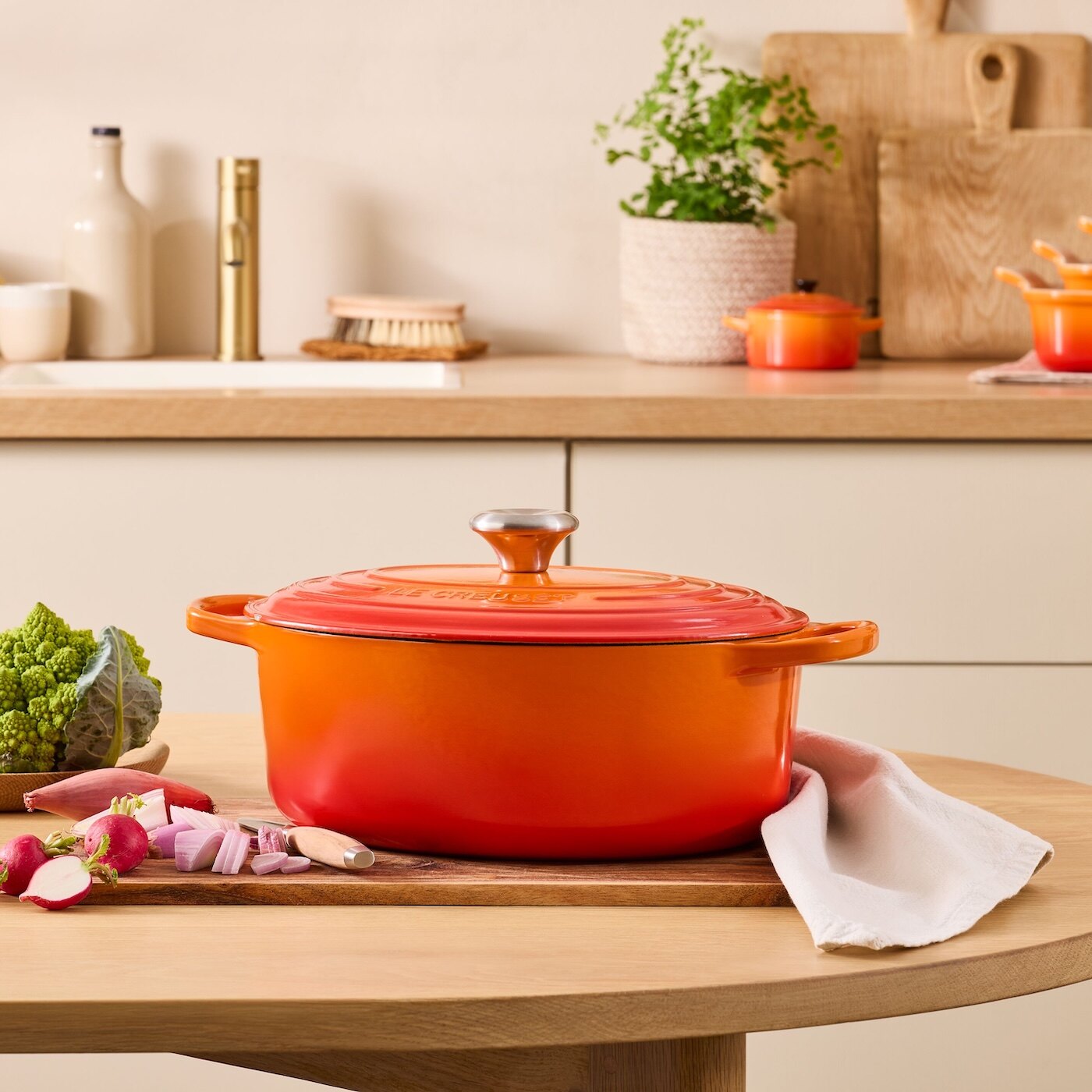 Oransje støpejernsgryte fra Le Creuset