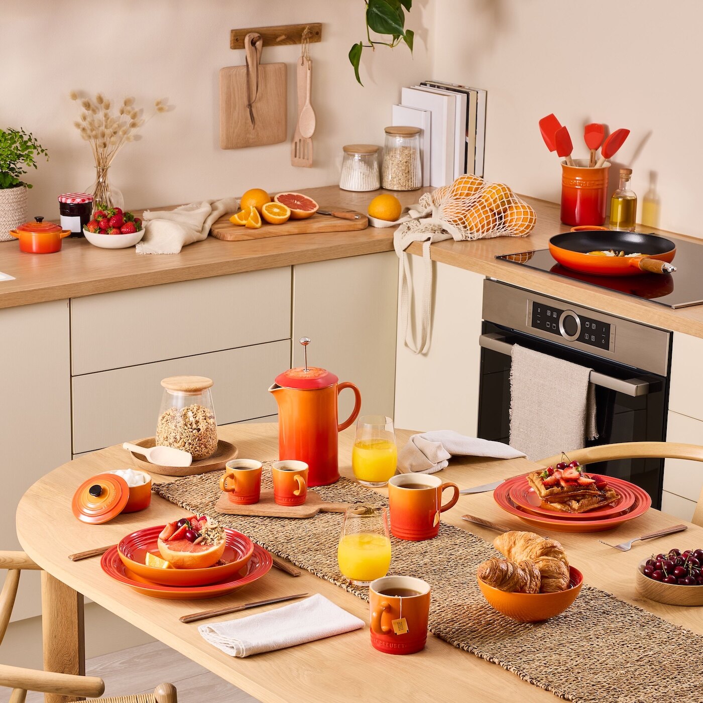 Bord dekket på til frokost med Le Creuset servise
