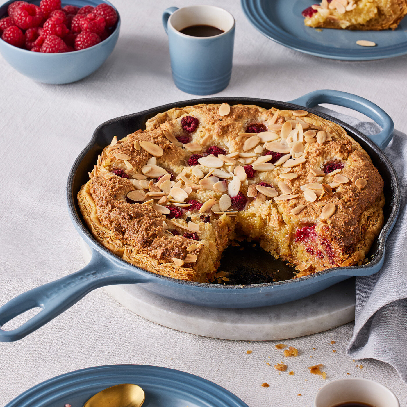 Le Creuset blå støpejernspanne med kake i