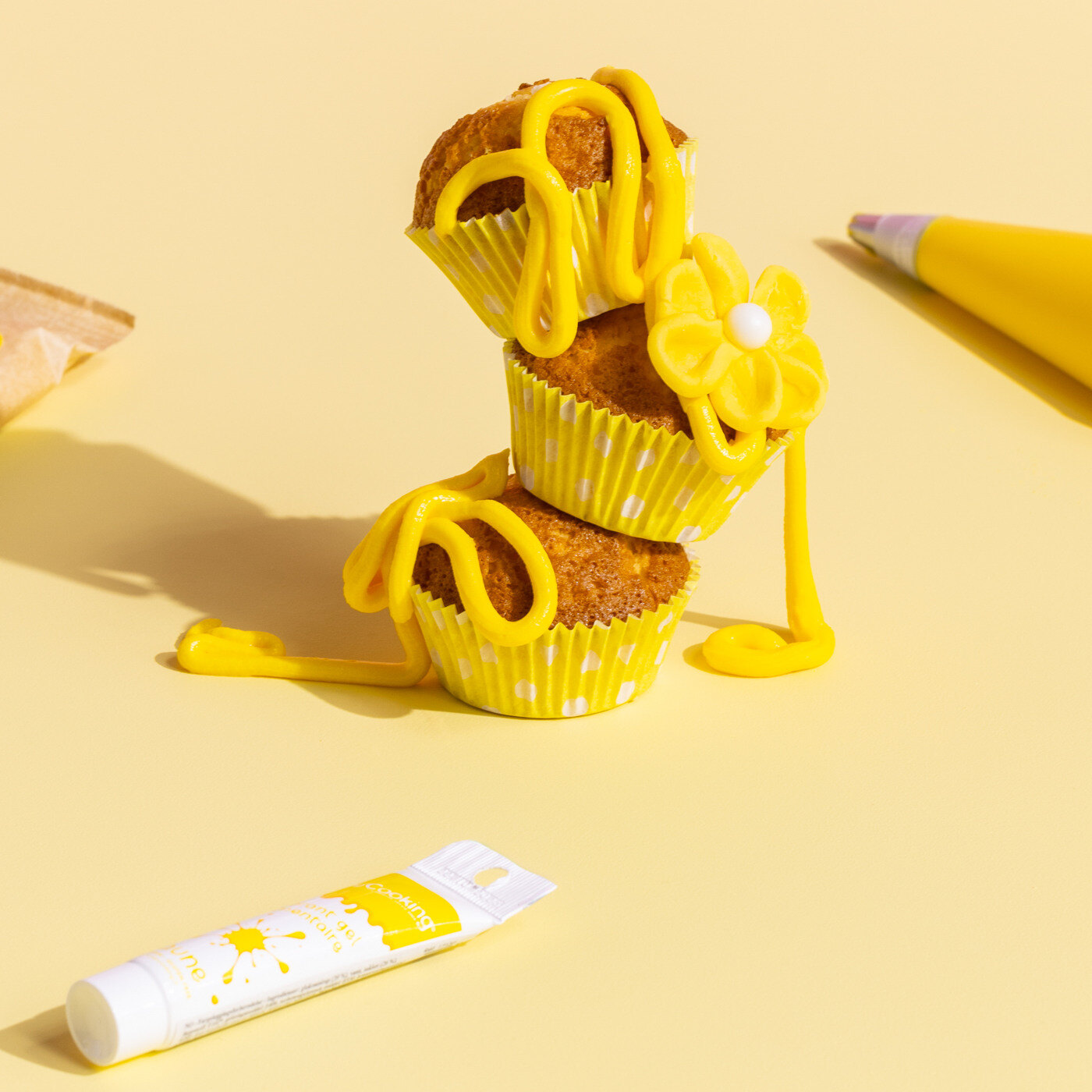 Muffins med gul glasur og sukkerblomster