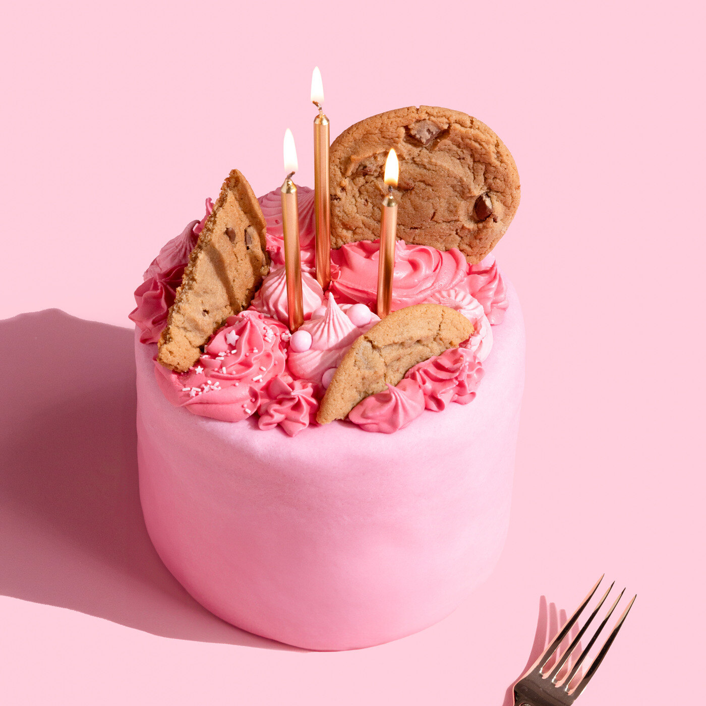 Kake med rosa marsipanlokk