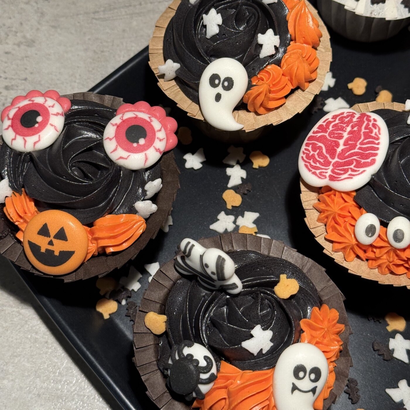 Cupcakes dekorert med Halloween-kakepynt