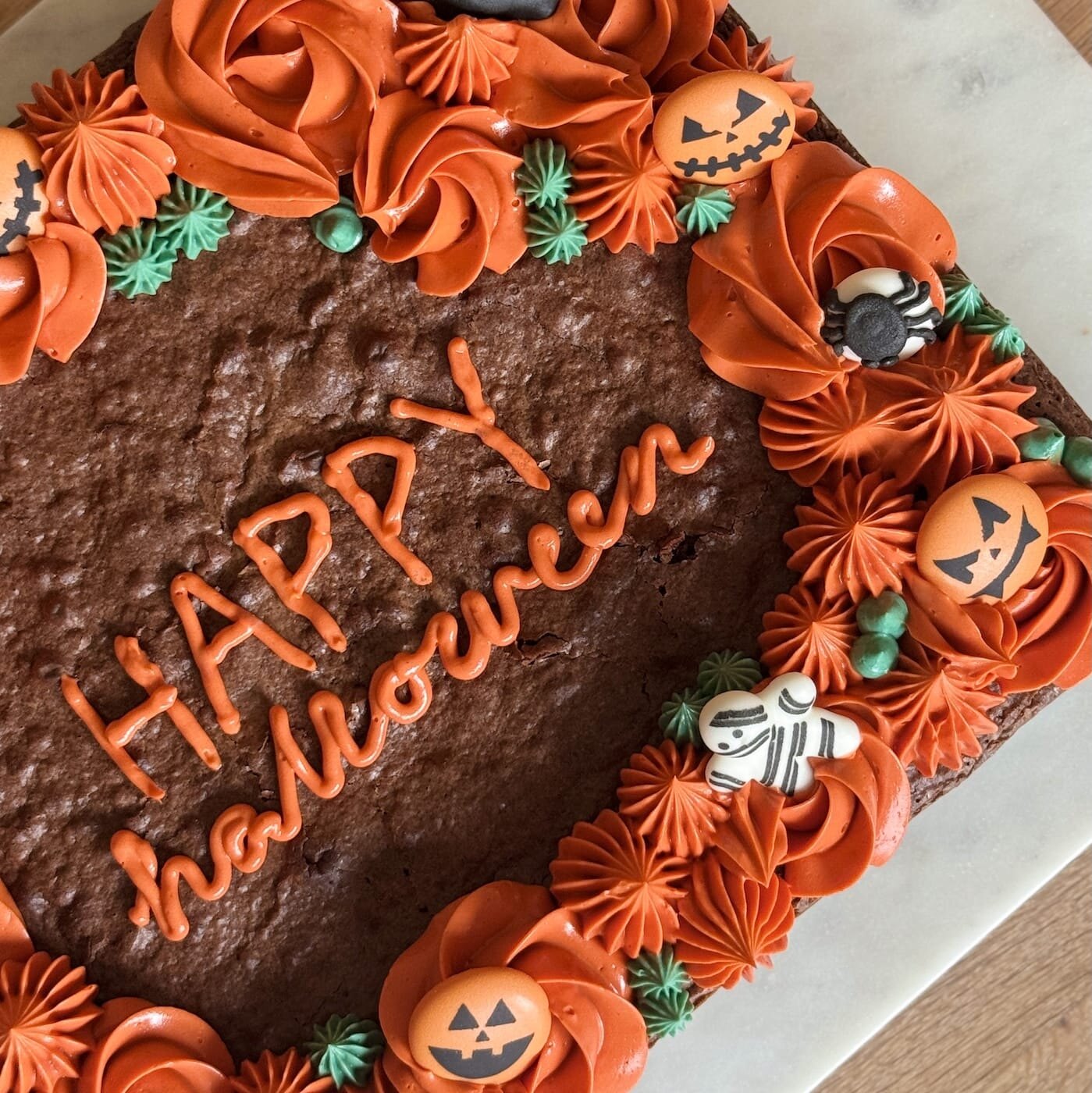 Brownies med smørekrem "happy halloween"