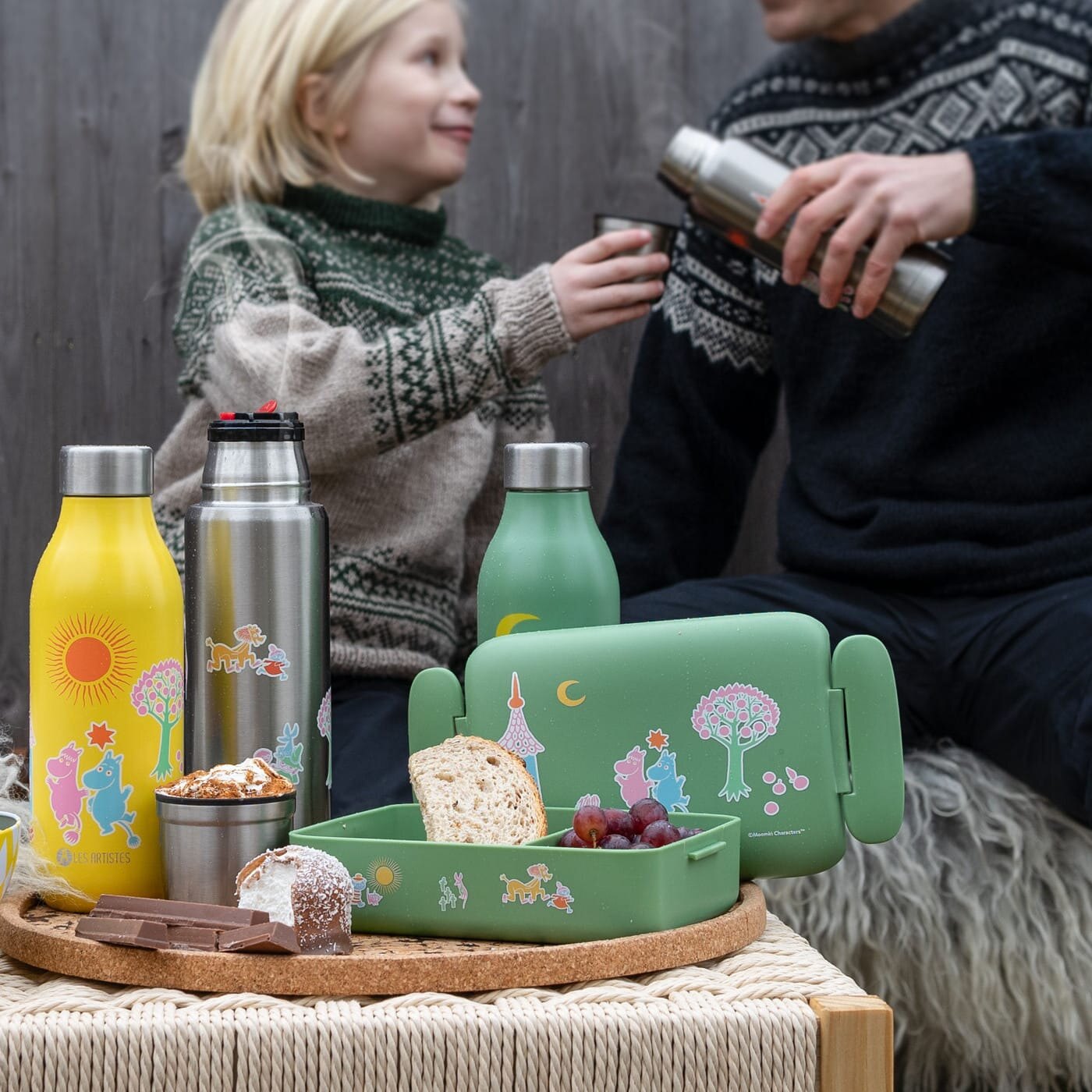 Gutt og mann på tur med matbokser og termos fra Modern House