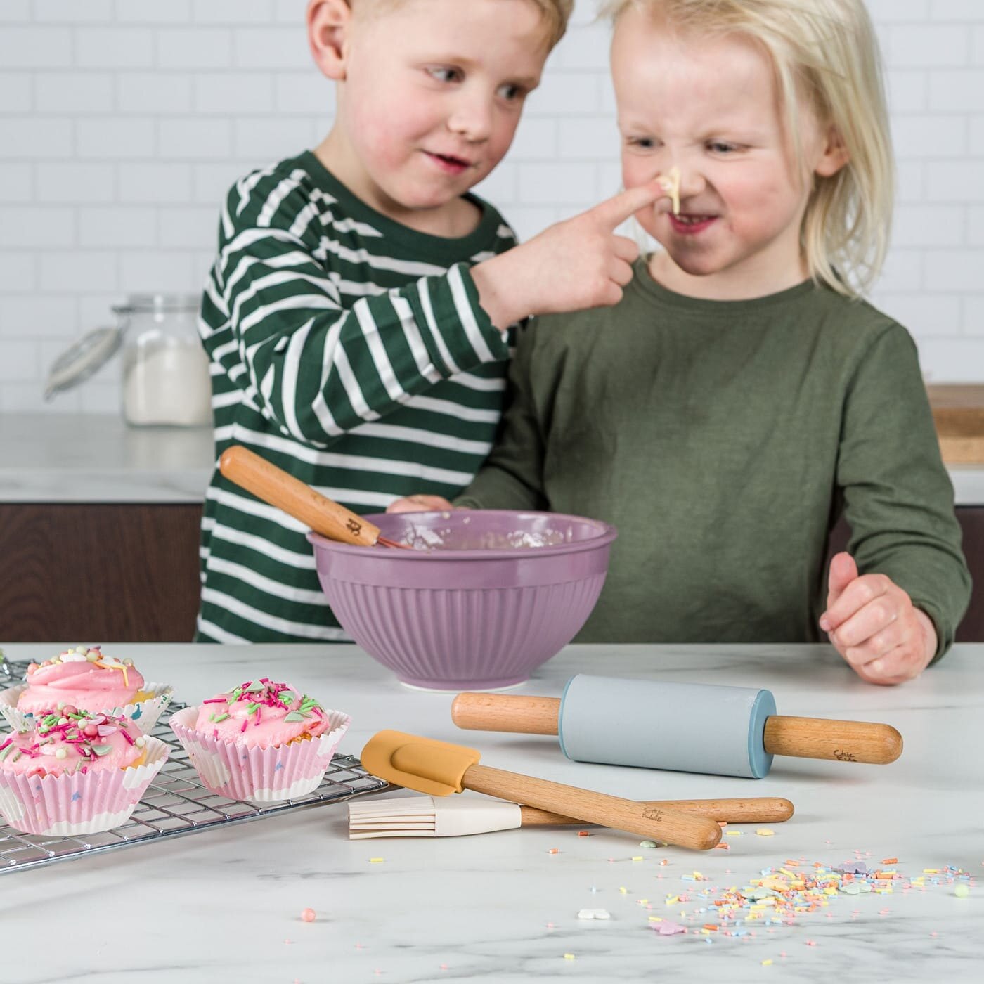 To barn baker med utstyr fra Chic Kids