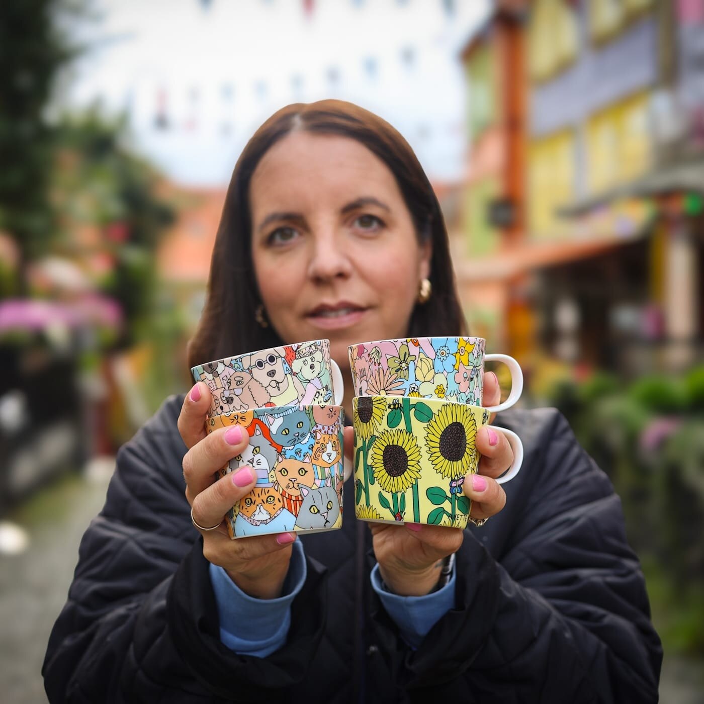 Anette Moi med de nye koppene hun har illustrert