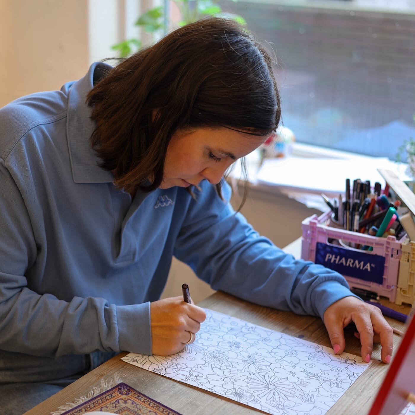 Anette Moi tegner illustrasjoner