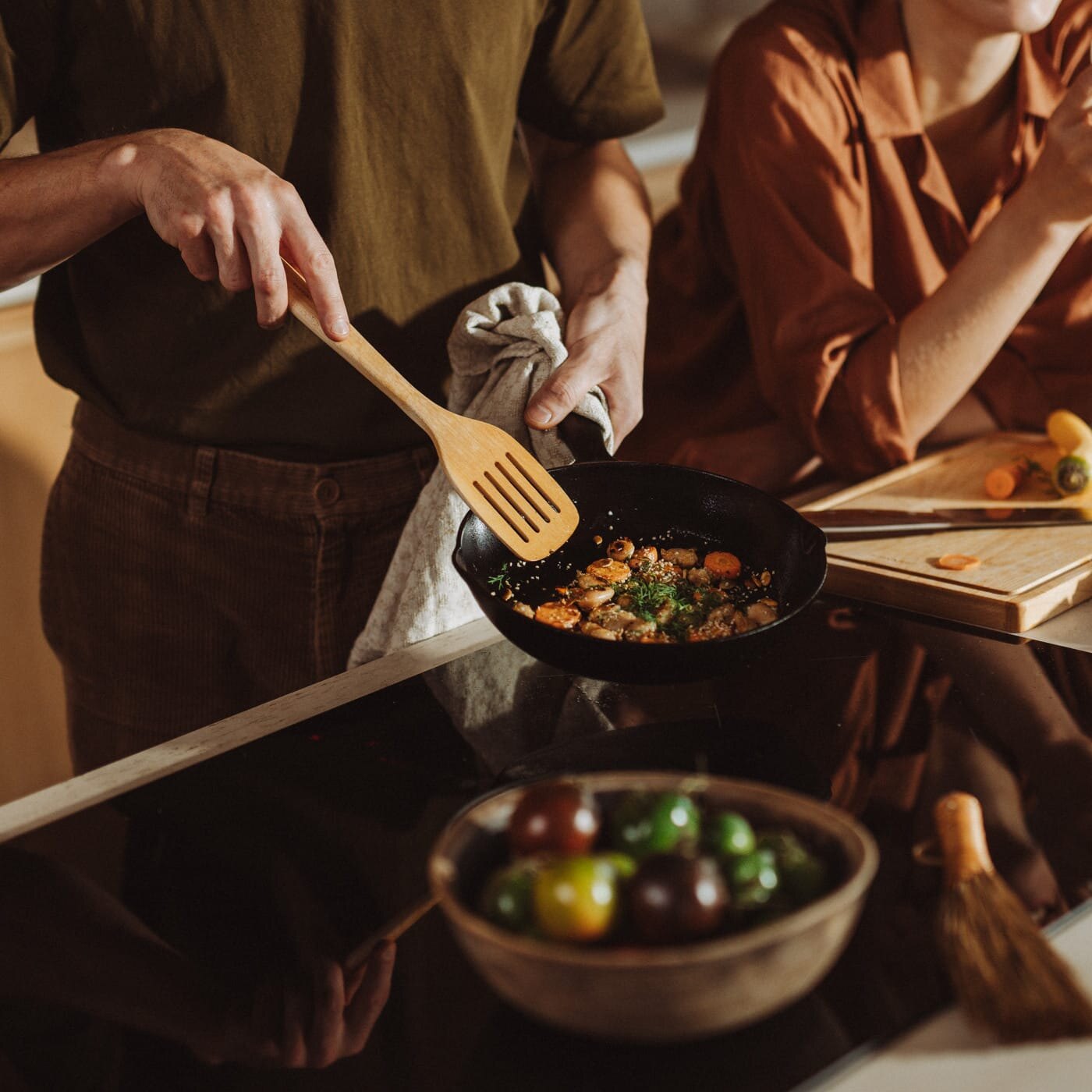 Fiskars stekepanne og stekespade i tre