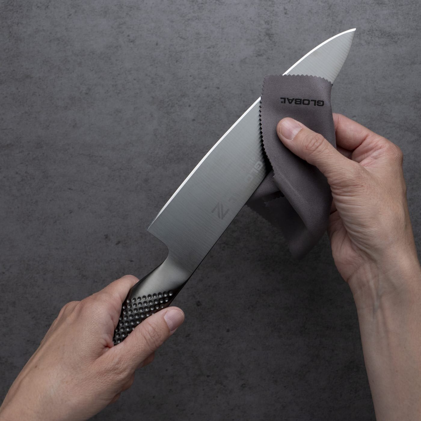 Kniv tørkes av med en fille