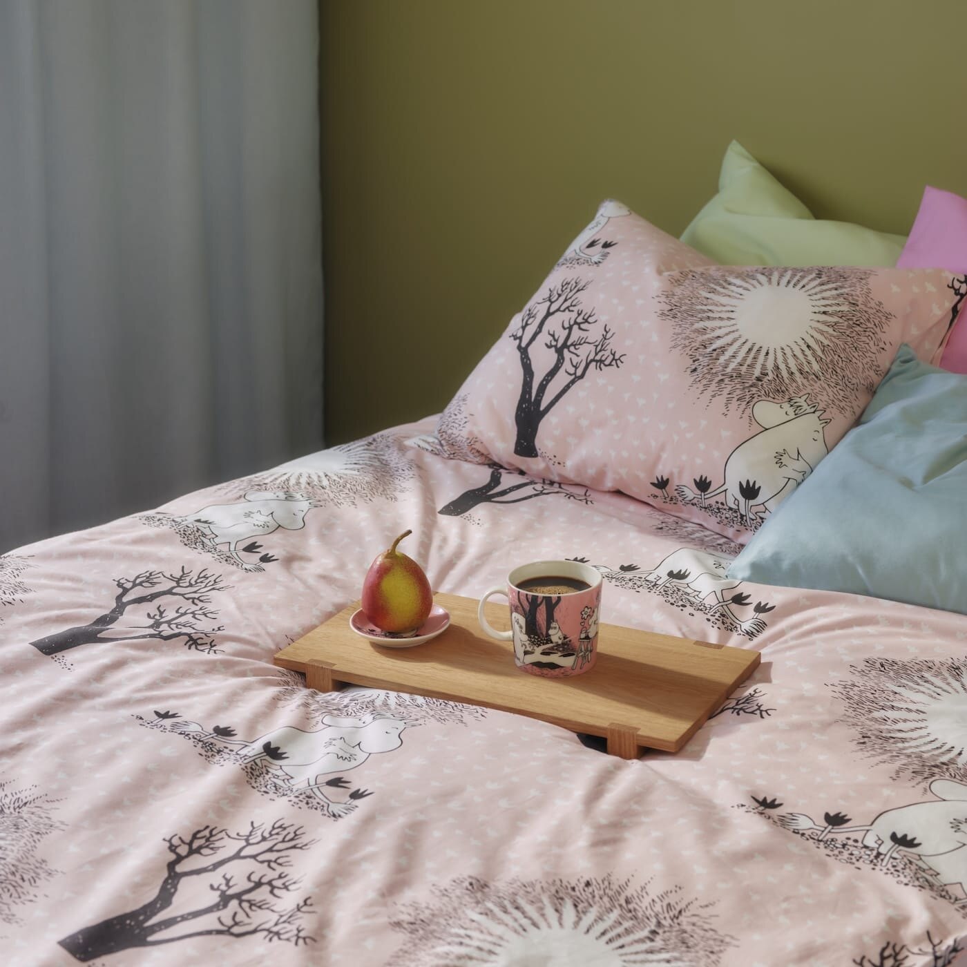 Seng med sengesett og Mummikopp fra kolleksjonen Kjærlighet