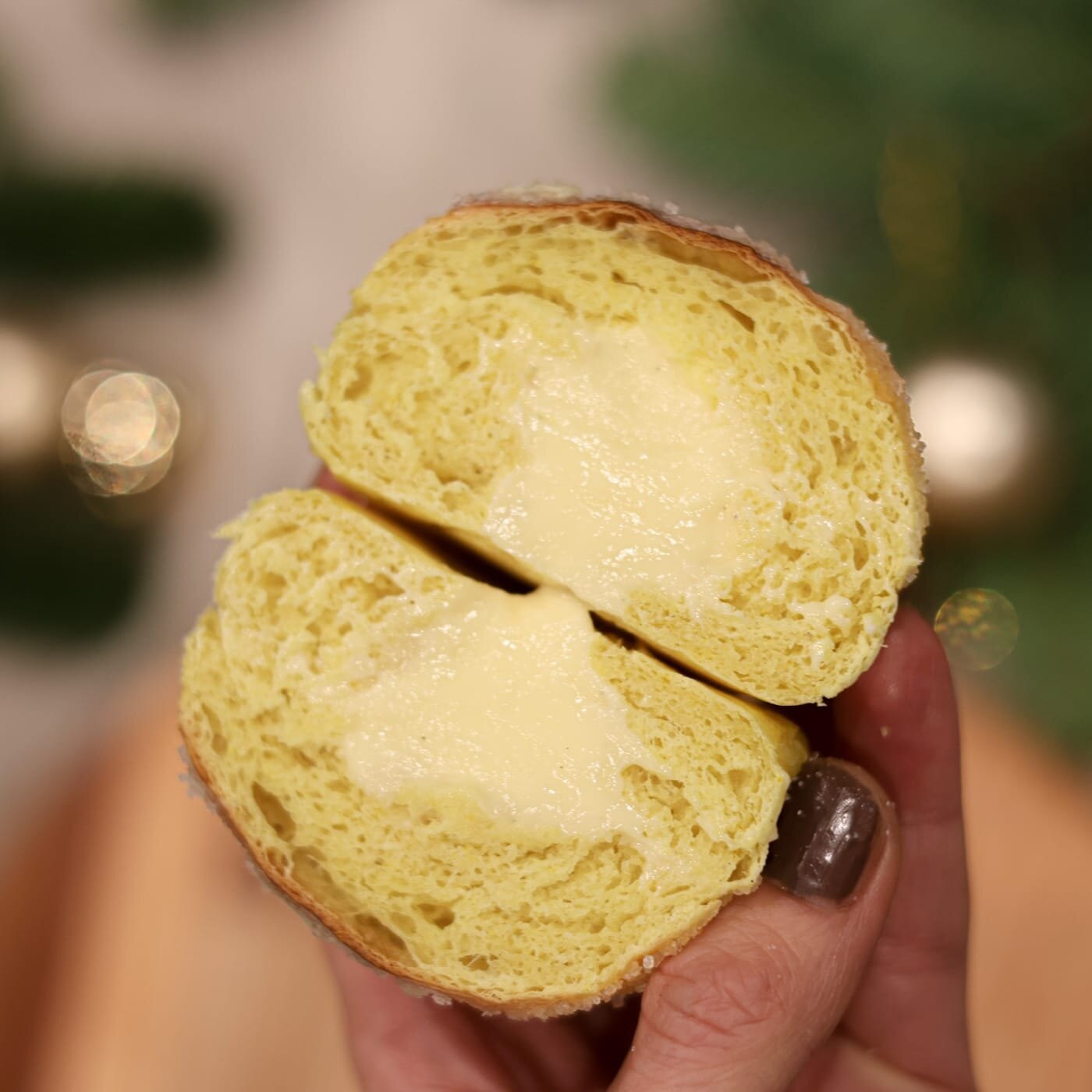 Lussekatt fylt med vaniljekrem i midten