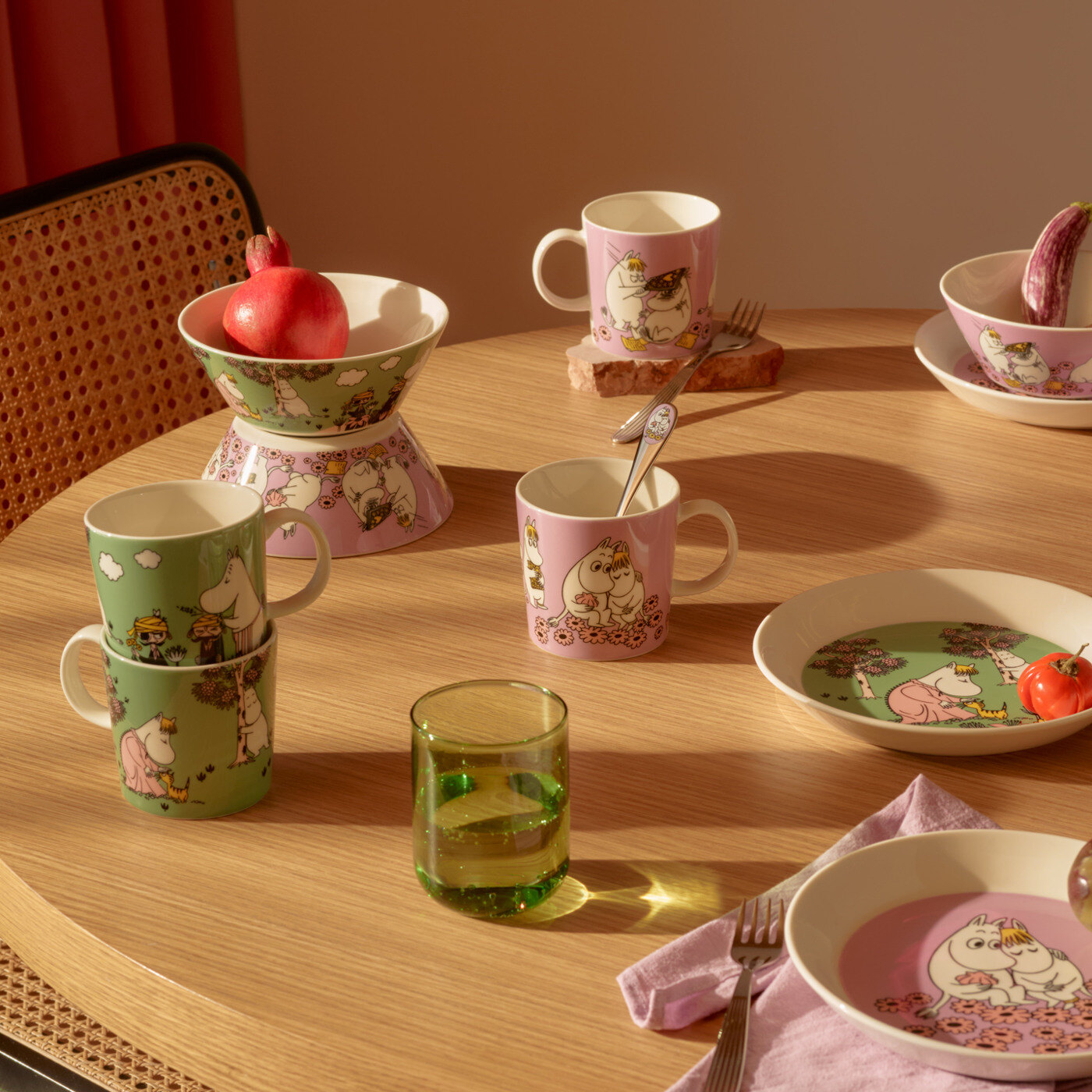 Bord dekket med servise fra kolleksjonene Omtanke og Kj&aelig;rester fra Moomin Arabia