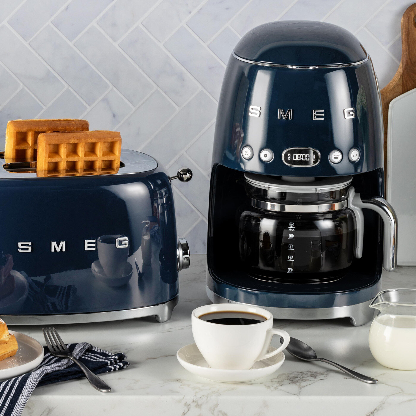 M&oslash;rkebl&aring; kaffetrakter fra smeg