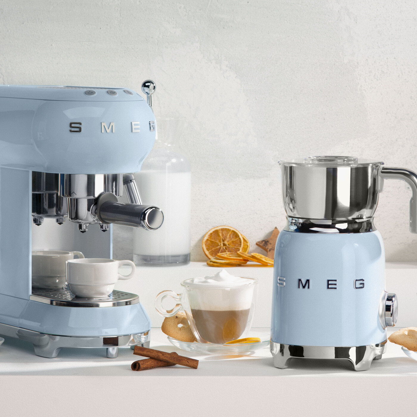 Pastellbl&aring; espressomaskin og melkeskummer fra Smeg