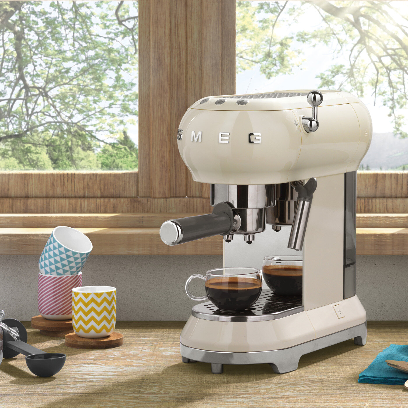 Beige espressomaskin fra Smeg