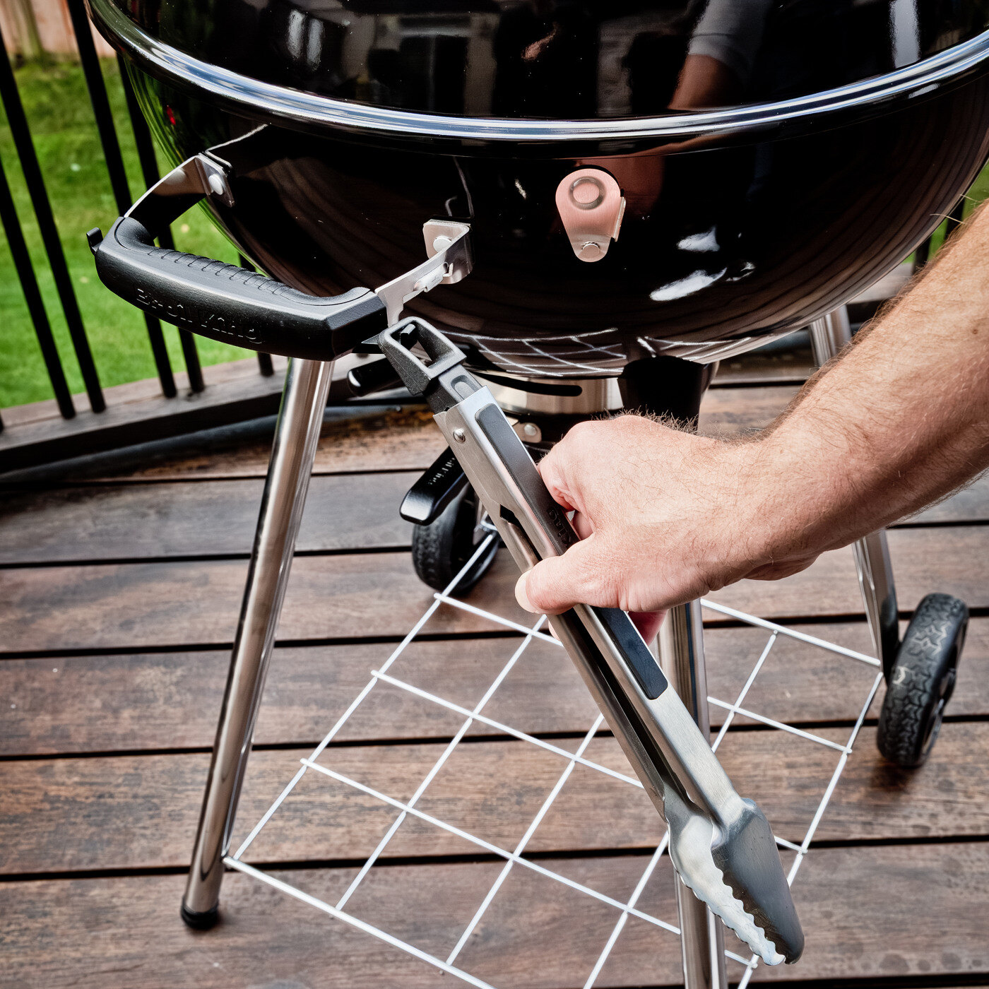 Grillklype henges p&aring; ved siden av grillen