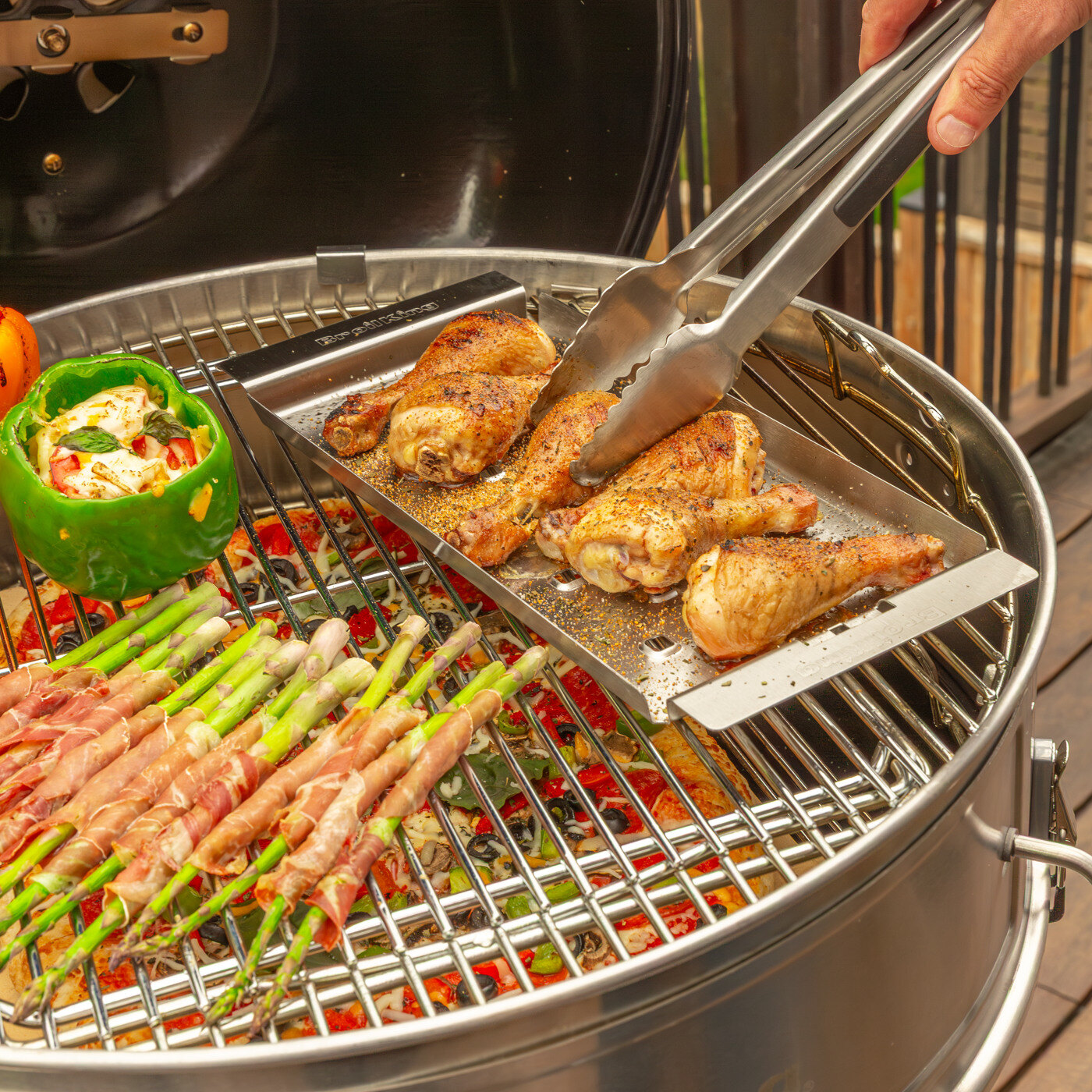 To soner med grilling p&aring; kullgrill