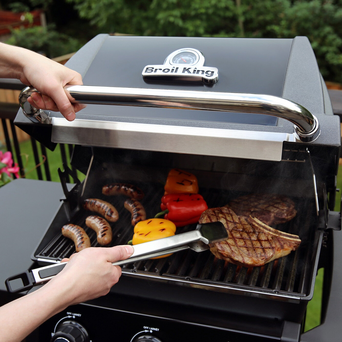 Kj&oslash;tt og gr&oslash;nnsaker grilles p&aring; Broil King gassgrill