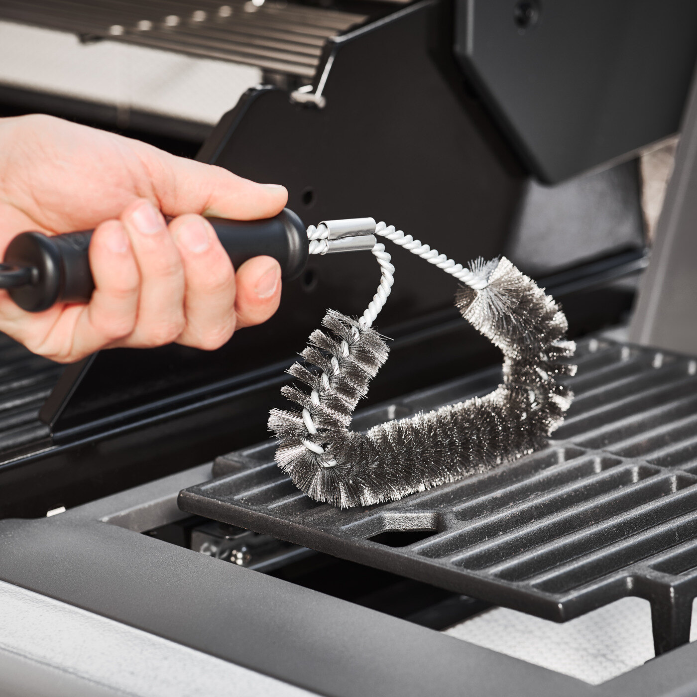 Rengj&oslash;ring av grillrist med grillb&oslash;rste