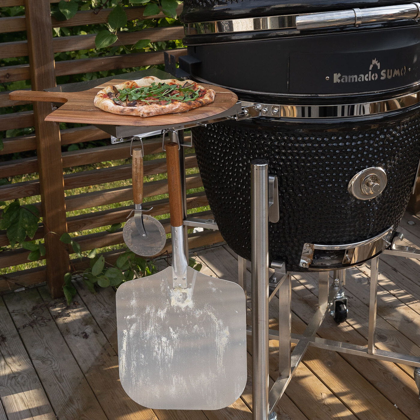 Pizza-tilbeh&oslash;r ved en Kamado Sumo grill