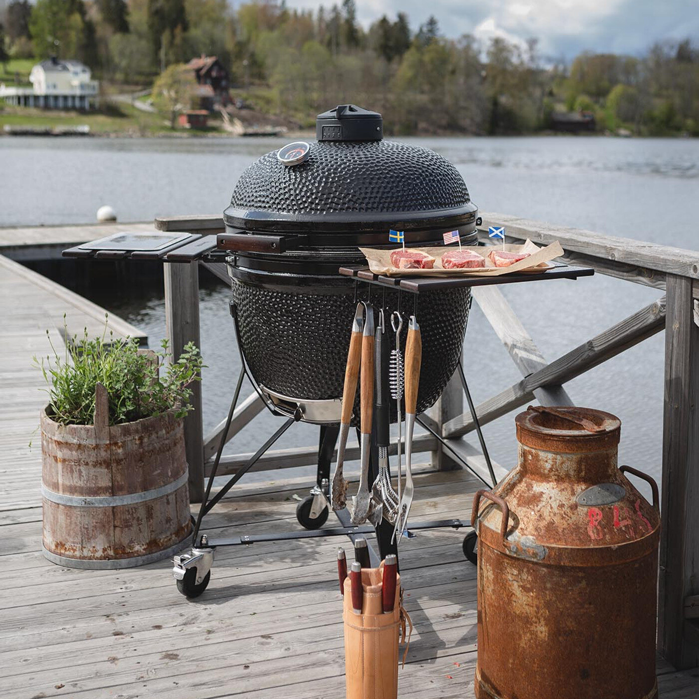 Kamado Sumo grill p&aring; en brygge
