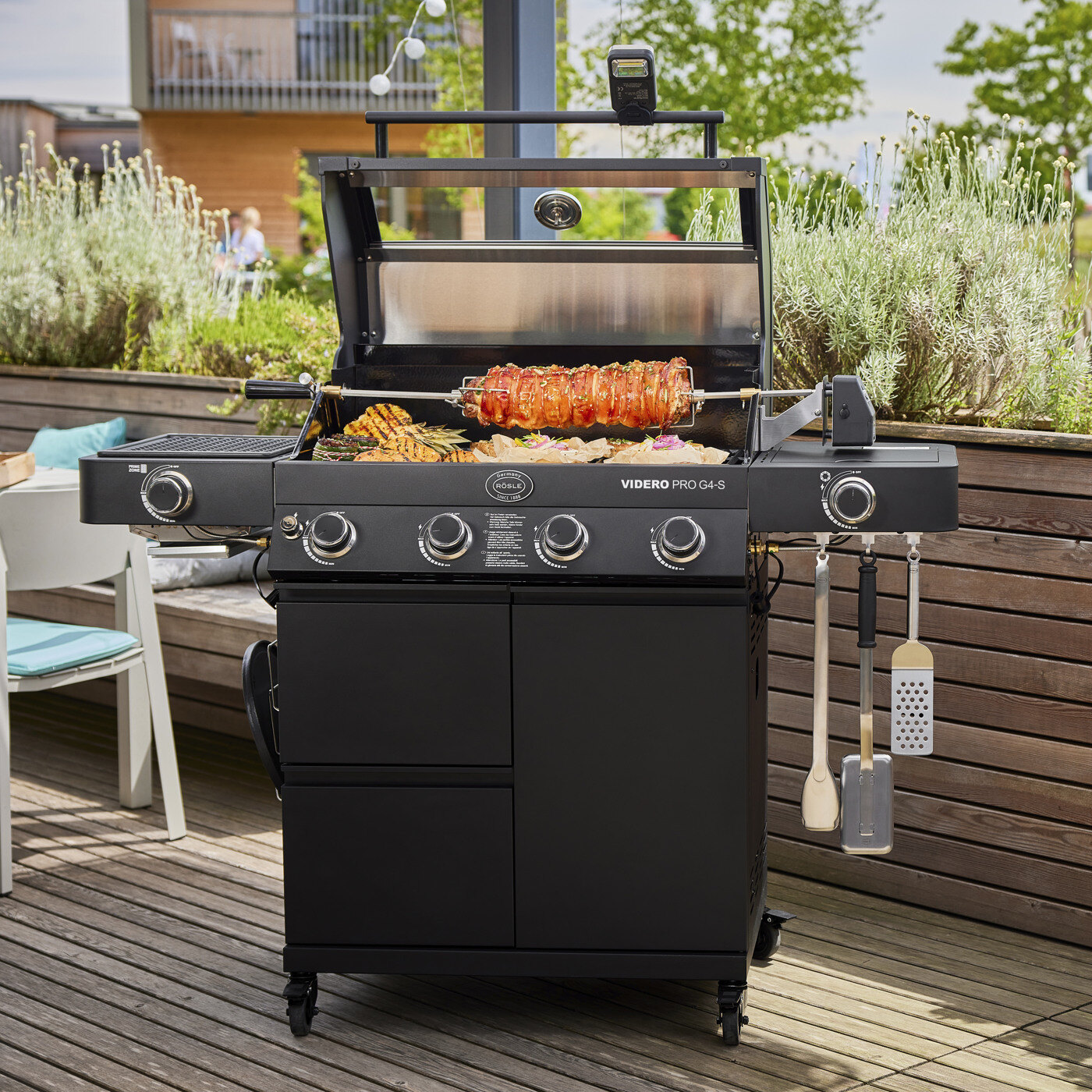 R&ouml;sle grill med grillredskaper