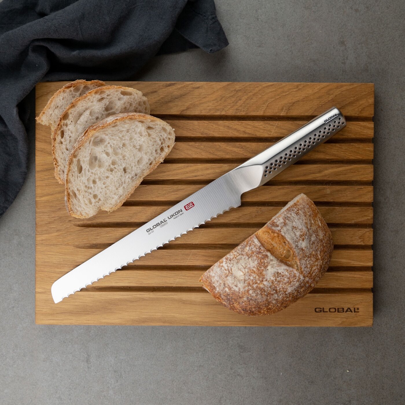 Global Ukon br&oslash;dkniv p&aring; en skj&aelig;refj&oslash;l