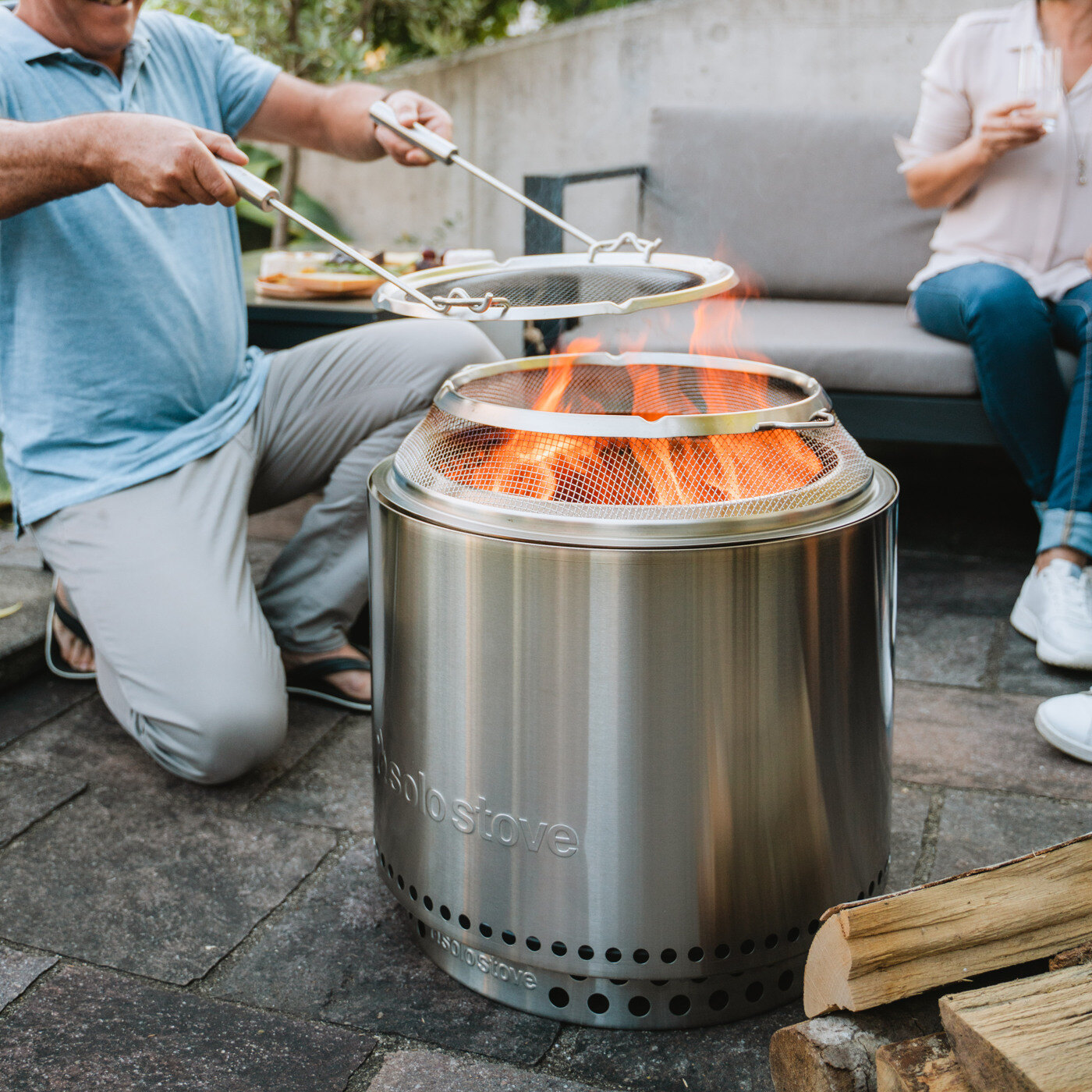 Mann h&aring;ndterer gnistfanger p&aring; b&aring;lpanne fra Solo Stove