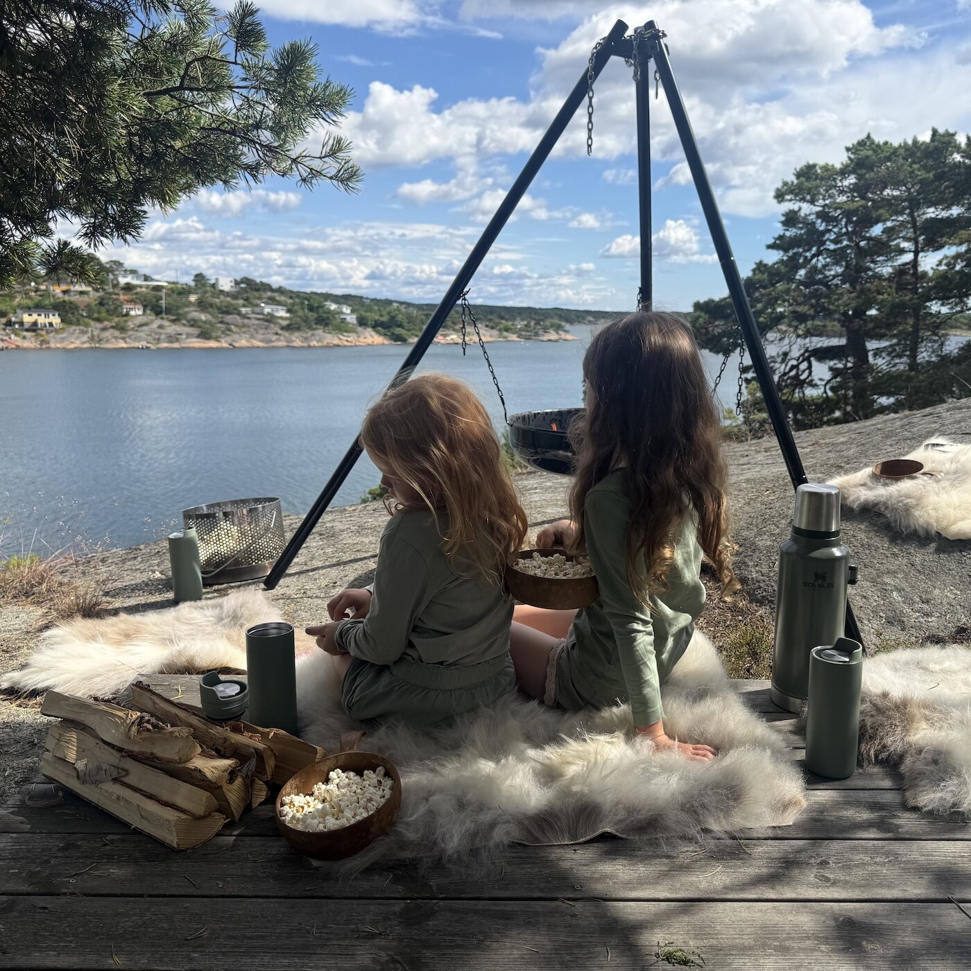 Barnefamilie lager popcorn i b&aring;lpanne p&aring; tur
