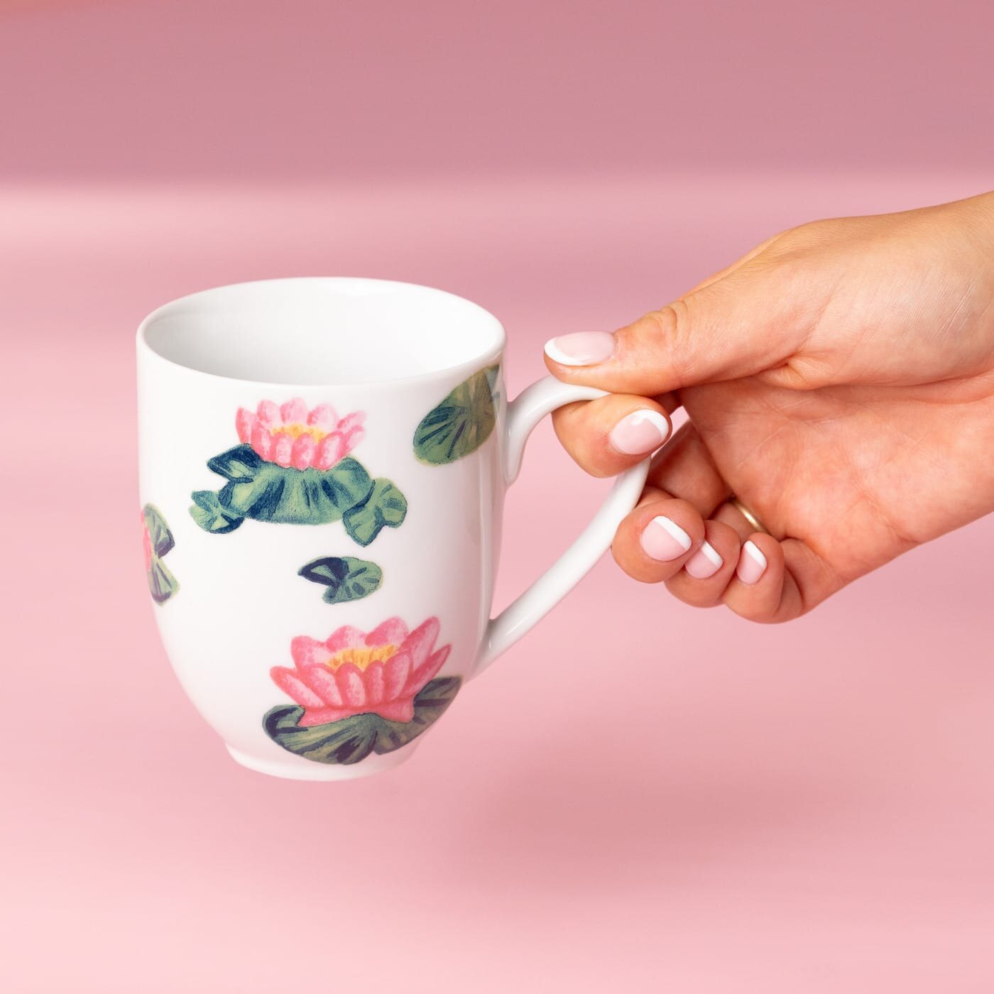 Rosa sl&oslash;yfe porselenskrus fra Magnor, med motiv designet av Maud Angelica Behn.