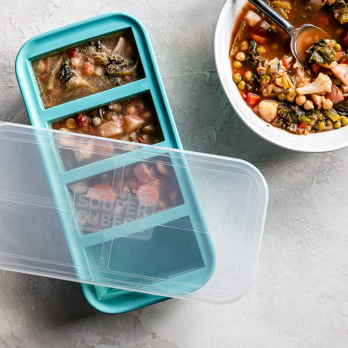 Matrester fryst ned i Souper Cubes isbitform.