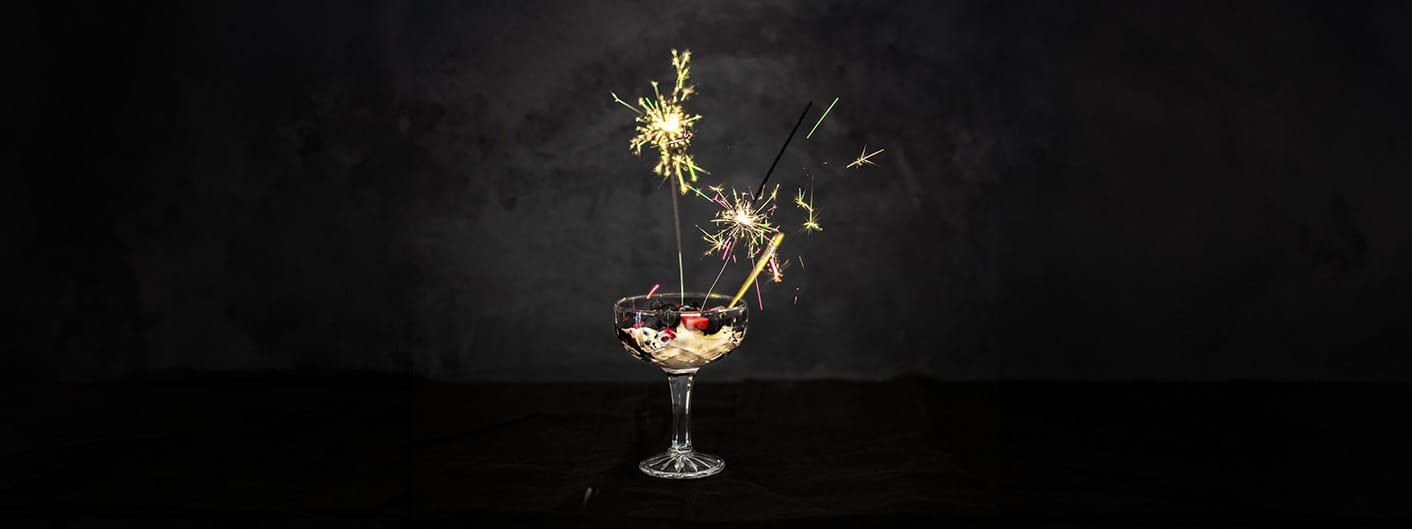 Harvey champagneskål med dessert og tente stjerneskudd.