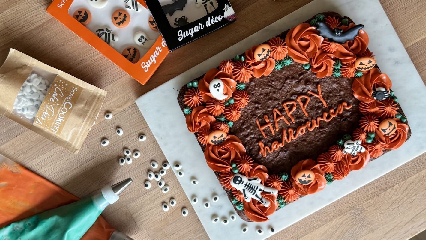 Halloween-brownies med marengssmørkrem