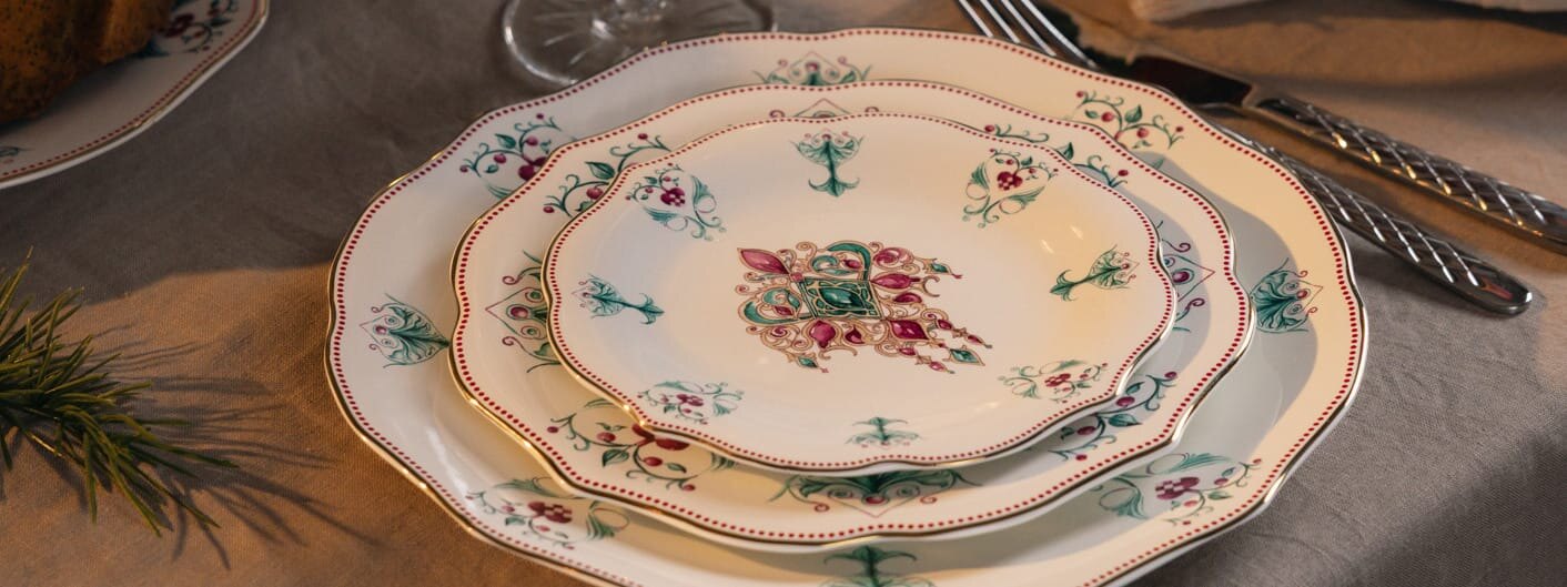 Bord dekket med Lucia-juleserviset fra Magnor.