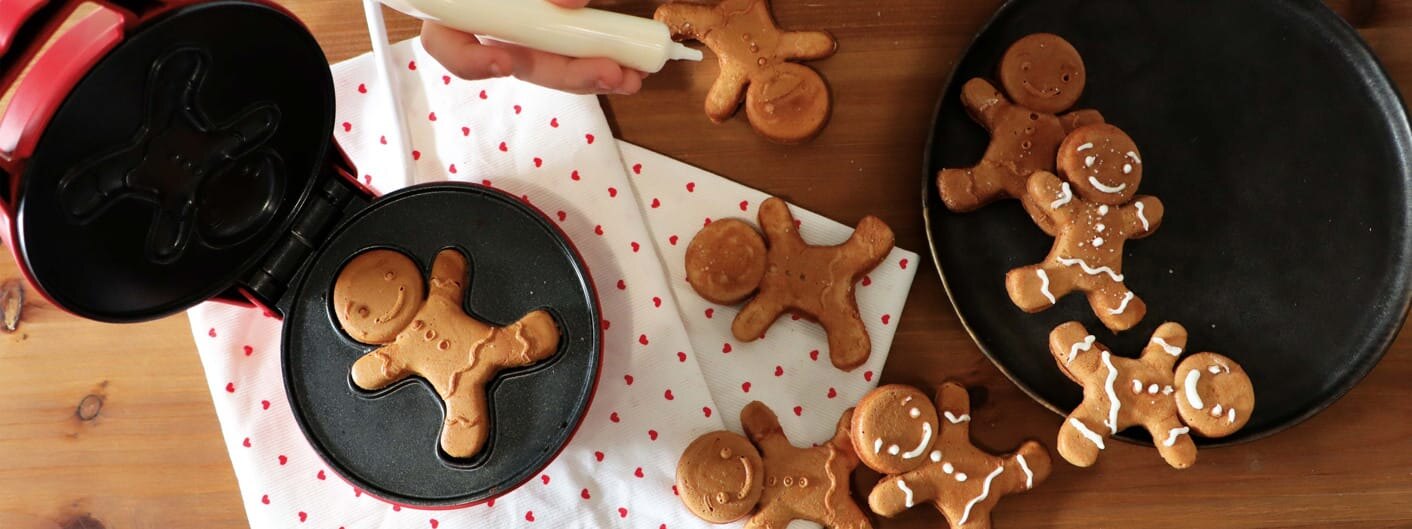 Et barn baker og dekorerer pepperkaker med pepperkakejern og glasur fra ScrapCooking