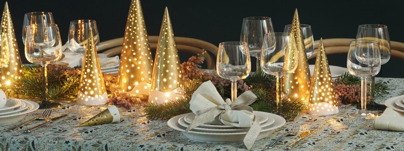 Bord dekket med servise og gullfarget pynt fra Kähler